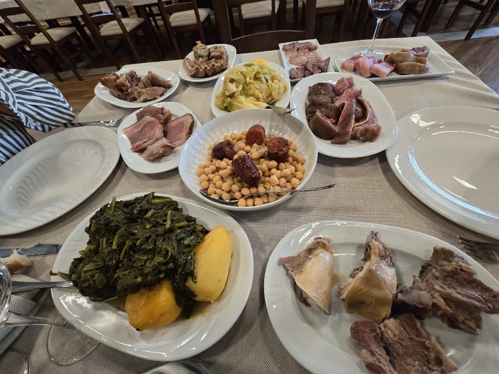 Casa Curras (Calle Rosalia) — Comida y bebida