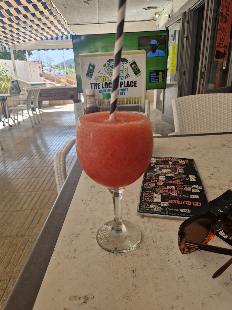 The Local British Pub — Comida y bebida