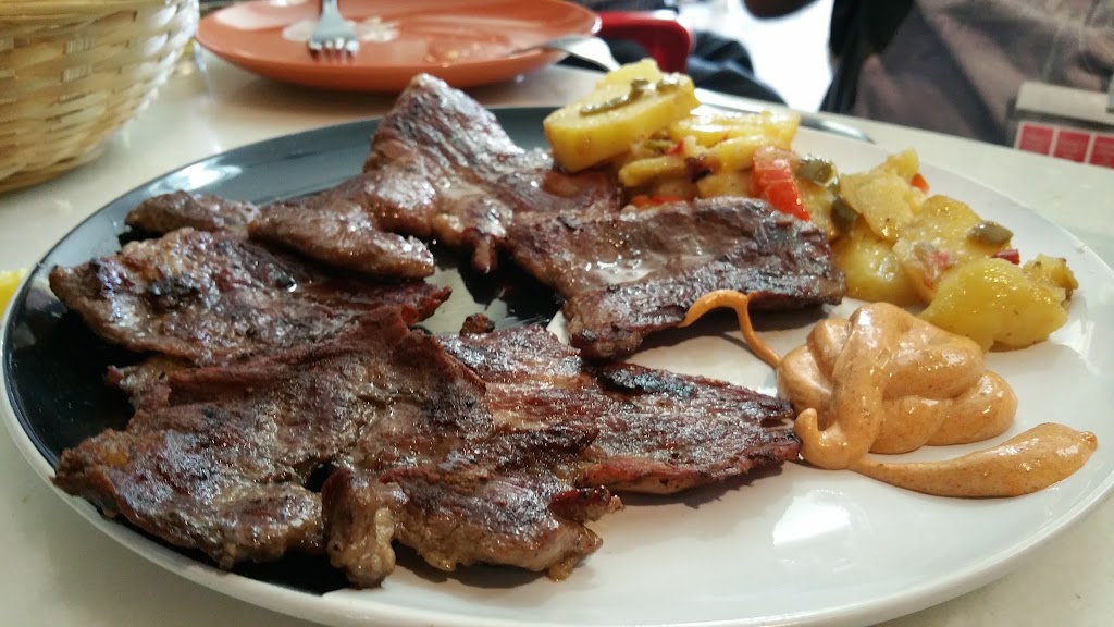 Cerveceria Cafeteria Alfonso XII — Comida y bebida