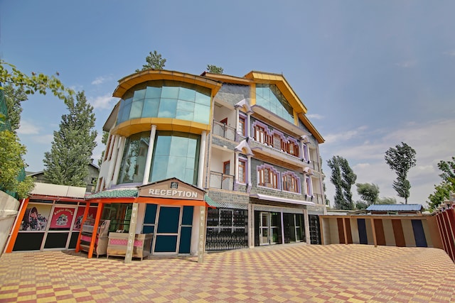 Oyo 47898 Living Style Guest House