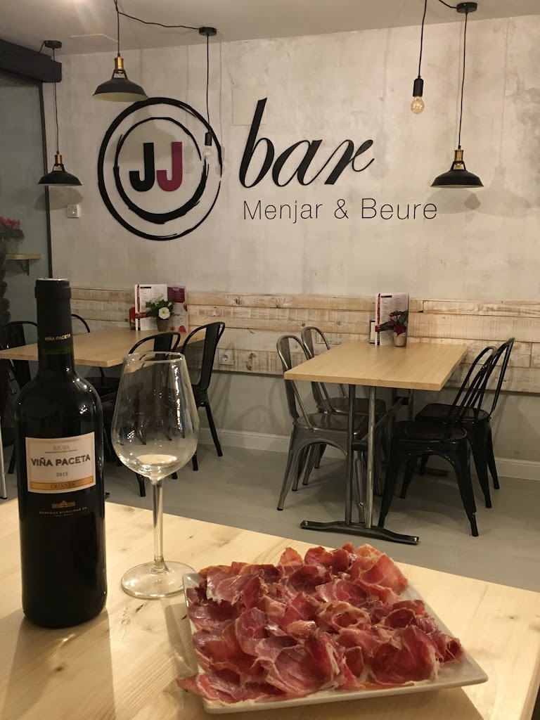 JJ Bar — Comida y bebida