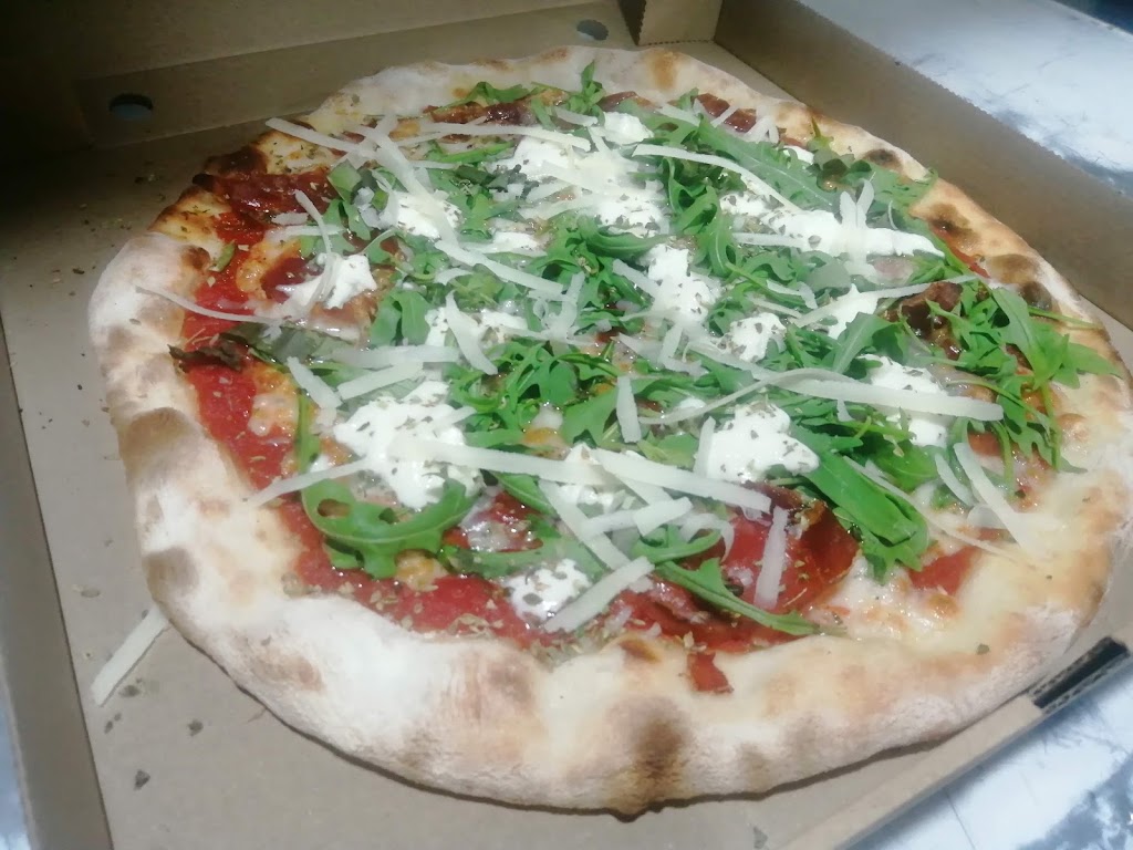 Pizzeria Rumbera — Comida y bebida