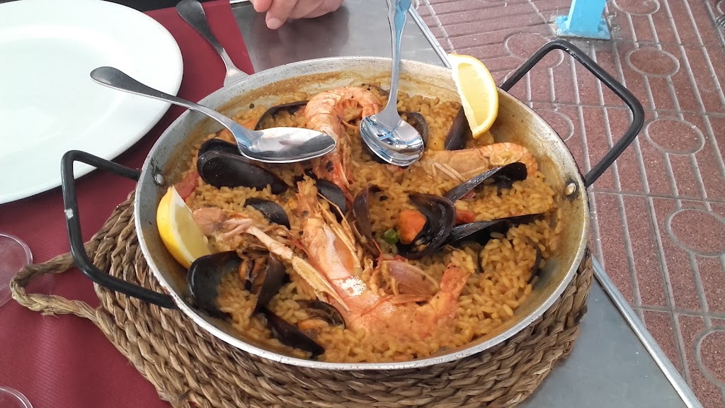 Can Marti (El Xipiro) — Comida y bebida