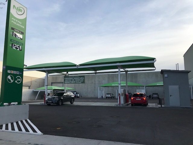 Gasolinera abierta 24h — Surtidor de combustible