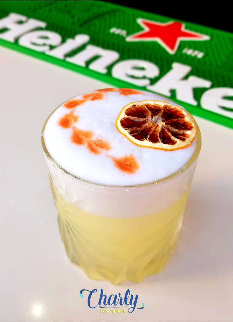 Charly Beer & Cocktail Bar — Comida y bebida