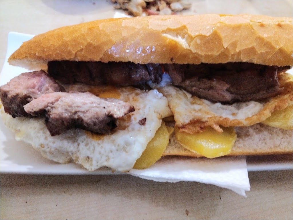 Bar Restaurante Carnes A La Brasa — Comida y bebida