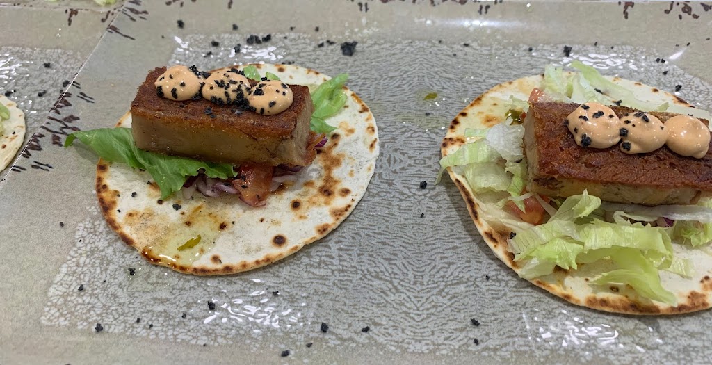 Karu restobar — Comida y bebida