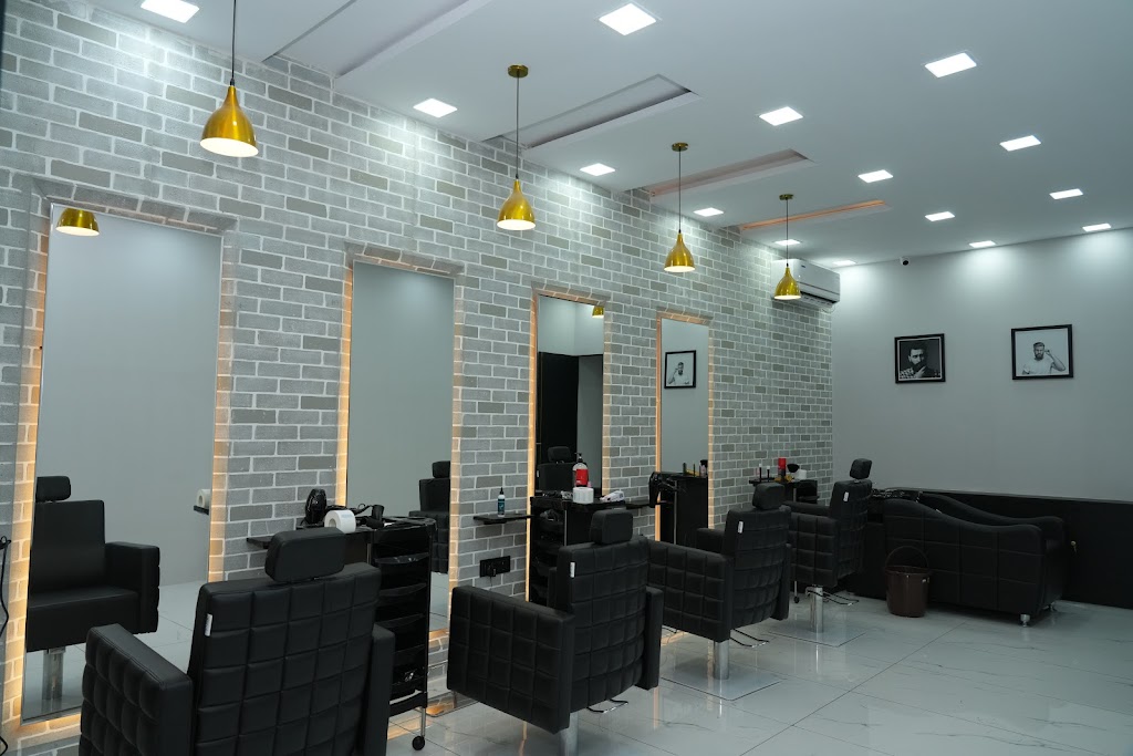 Cuts Comb Unisex Salon