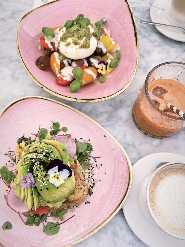 Rosas Cafe Marbella — Comida y bebida