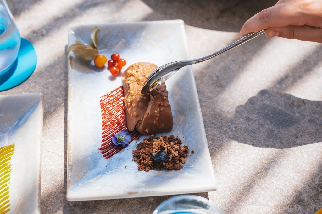 Zayt Pool Club — Comida y bebida