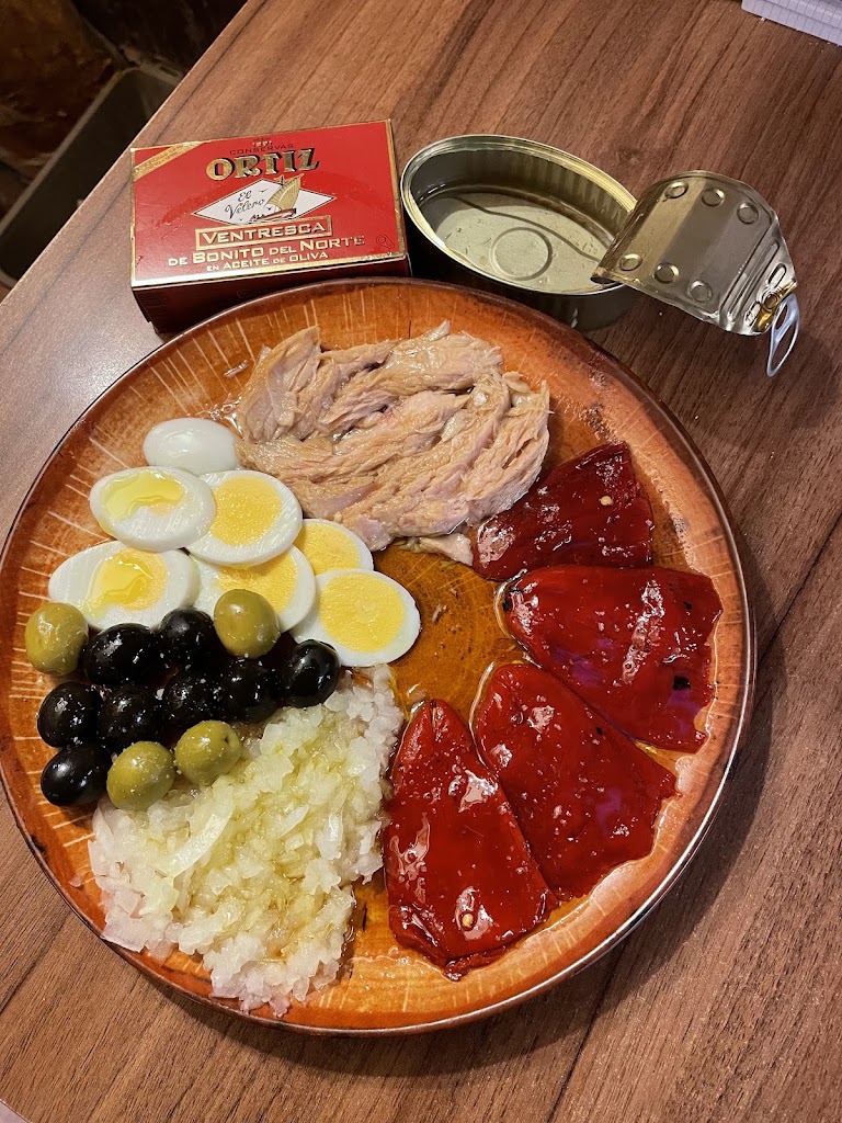 Bodegon El Refugio — Comida y bebida