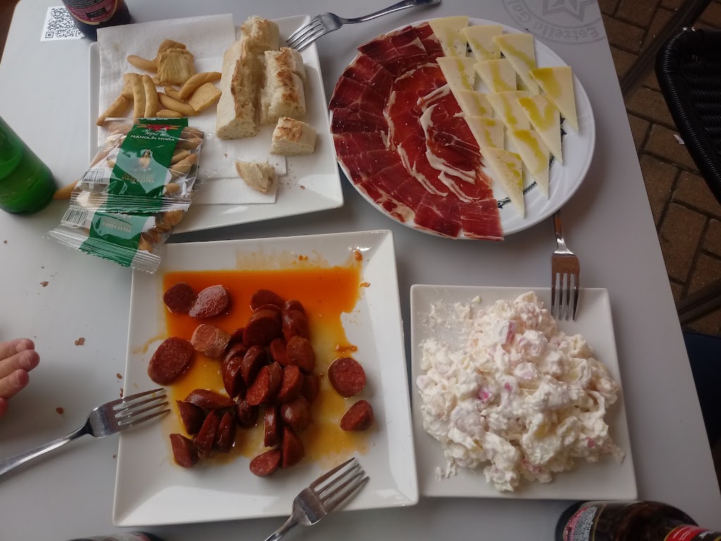 Cafeteria los Jacintos — Comida y bebida