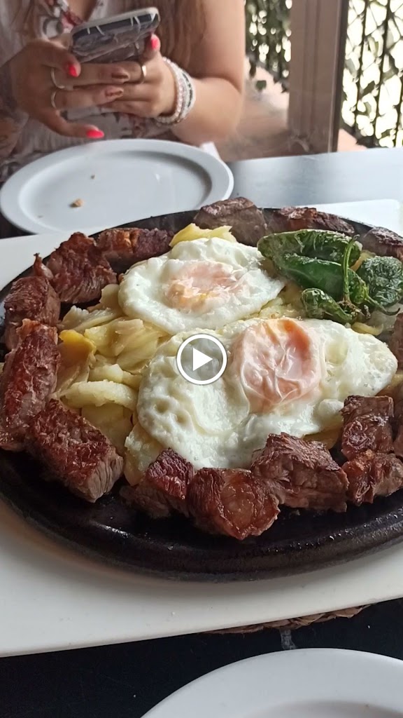 Cerveceria Alfonso y su bar — Comida y bebida