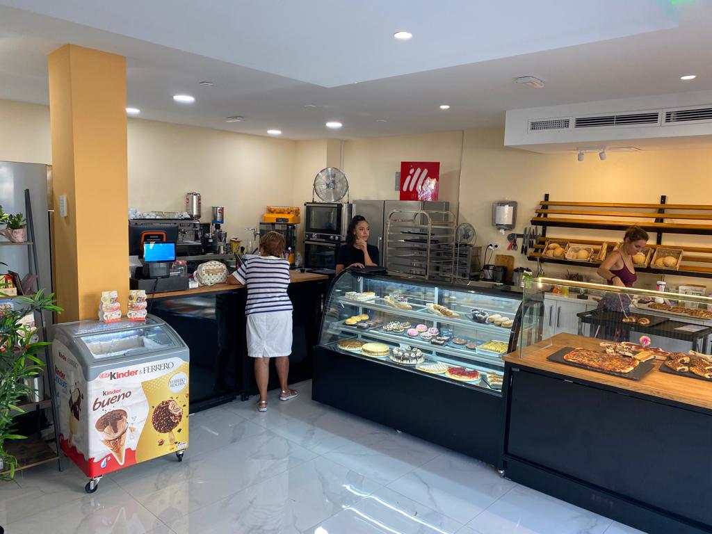 LENA - Cafe & Bakery — Ambiente