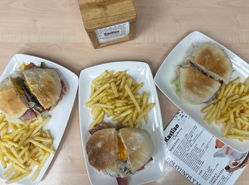 Kastizo Lounge Gastro Cafe — Comida y bebida