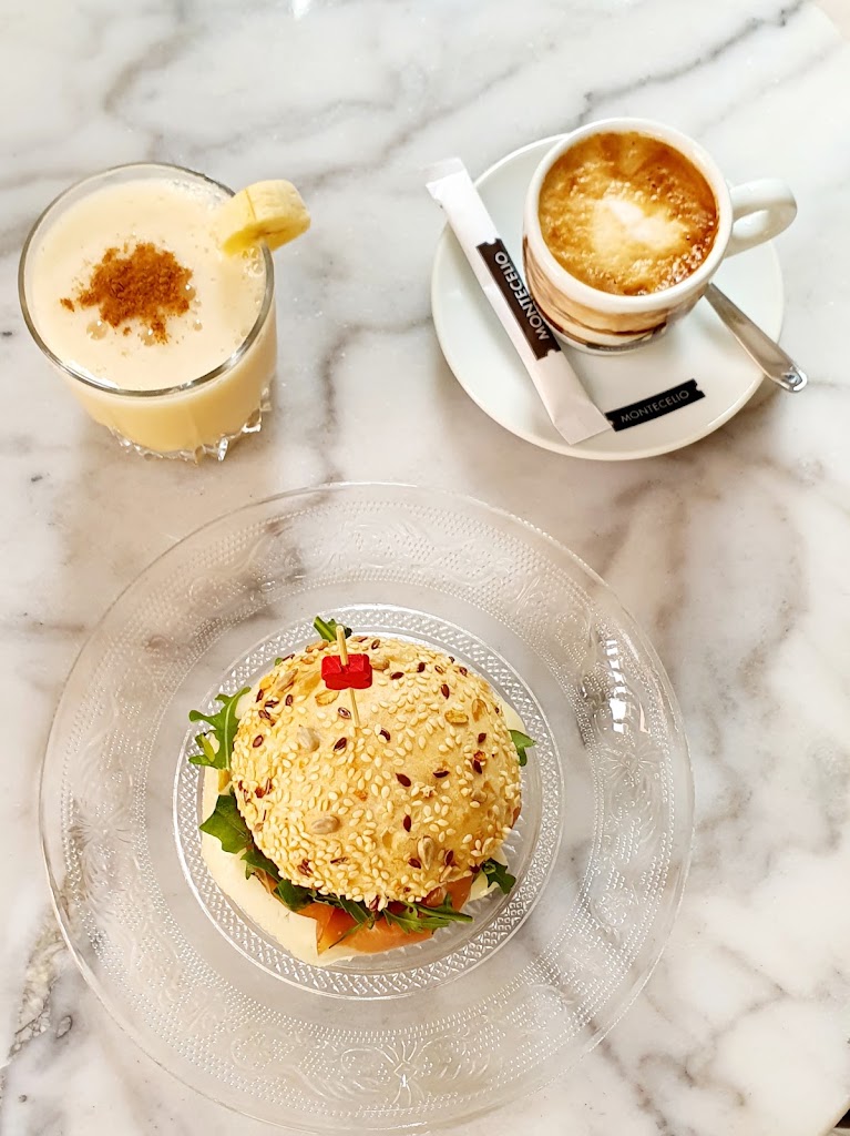 La Marquesa Cafe — Comida y bebida
