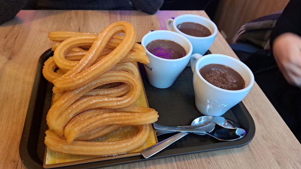Churreria Los Jardines — Comida y bebida