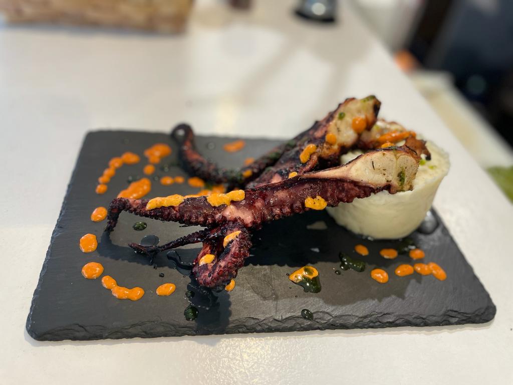 THE BLACK PIG — Comida y bebida