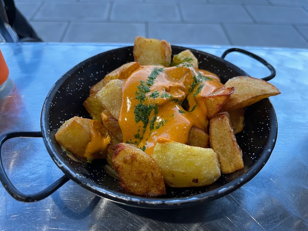 Vermuteca — Patatas bravas