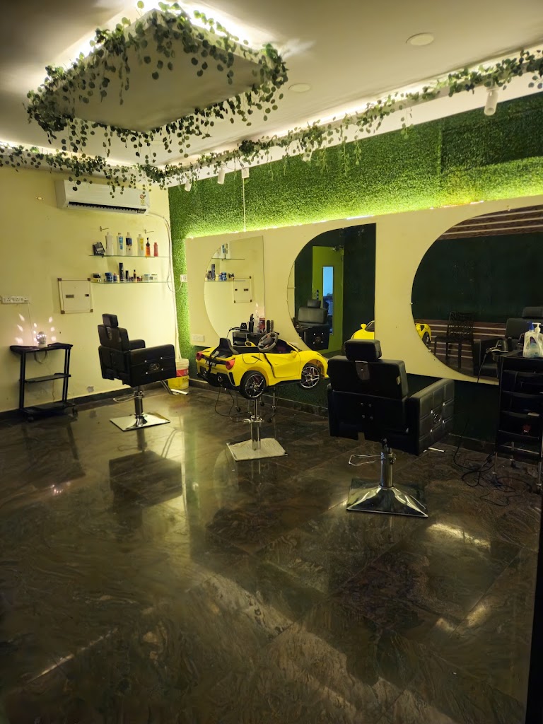D Lux Family Unisex Saloon