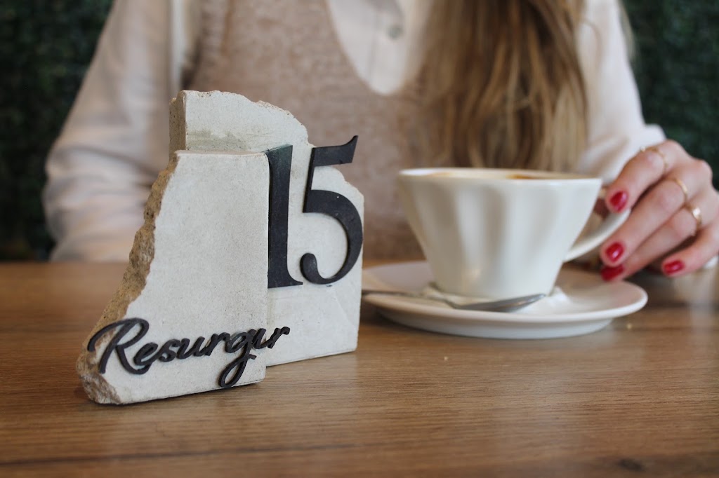 RENACER GASTRO BAR — Comida y bebida