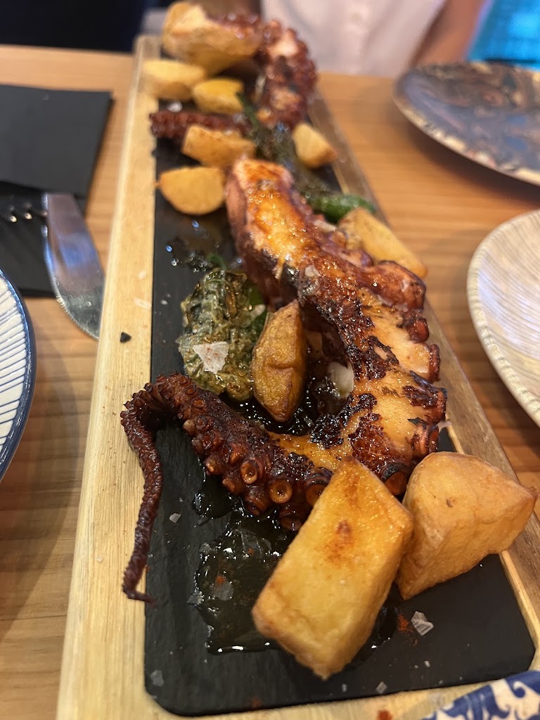DISTINTO RESTAURANTE — Comida y bebida