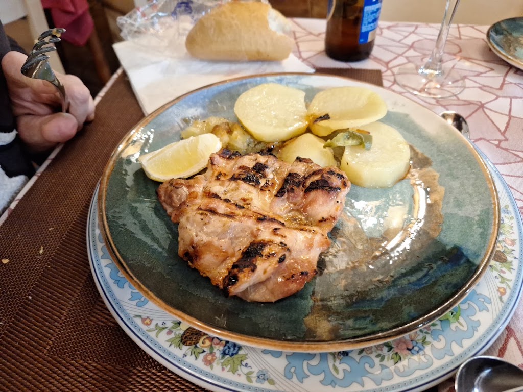 Restaurante Meson Plinio. — Comida y bebida