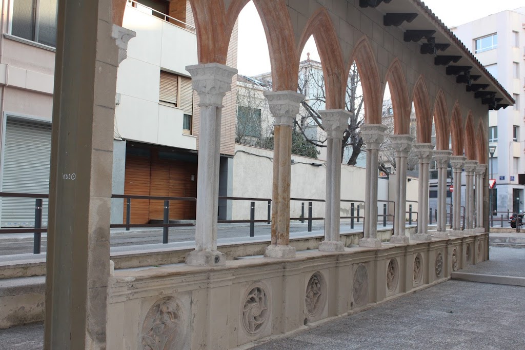 Fragment del claustre de Sant Pere de les Puel*les