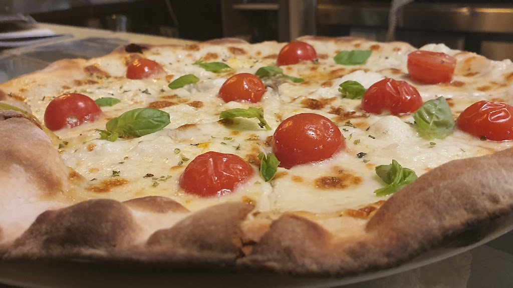 Pizzeria Adriano Horno de lena — Comida y bebida