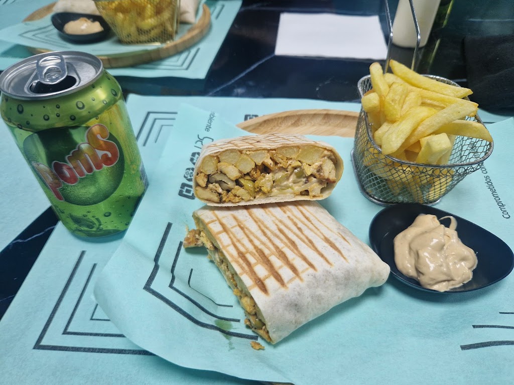 Restaurant cafeteria R&A Atlass — Comida y bebida