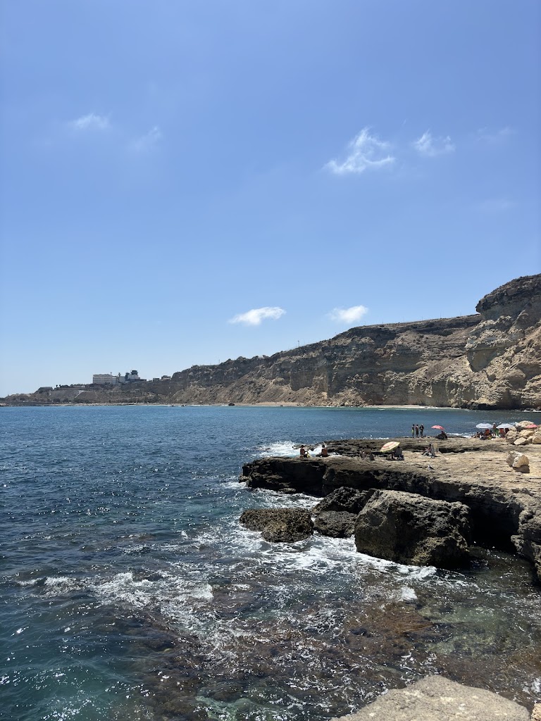 Calas y playas de roca pintorescas de Aguadu (Melilla)