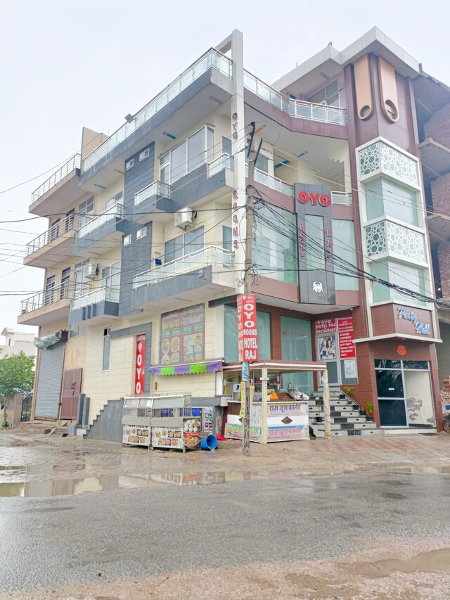 Hotel O Raj