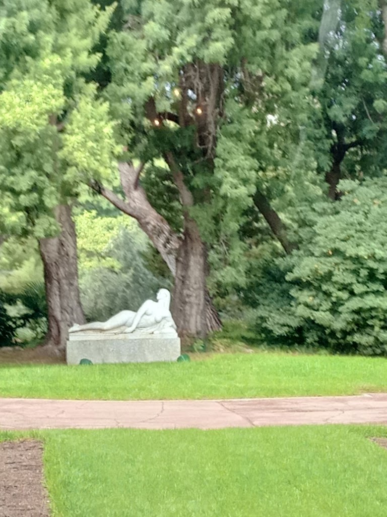 Mujer acostada (escultura de enric monjo)