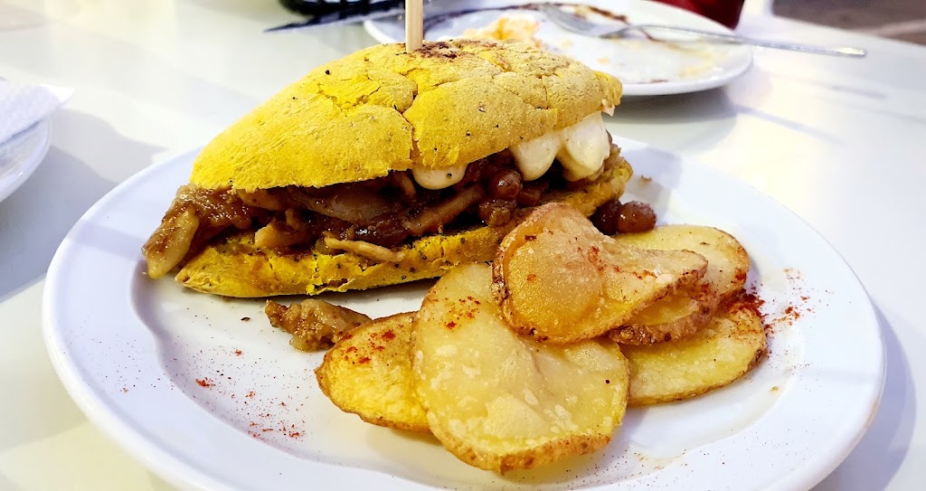 Bodeguita To Se Andara — Comida y bebida