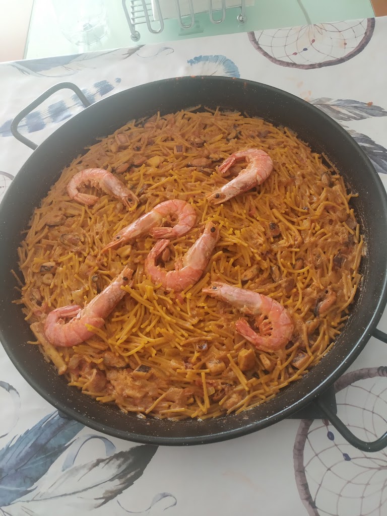 Cafeteria Cervantes XXIII — Comida y bebida