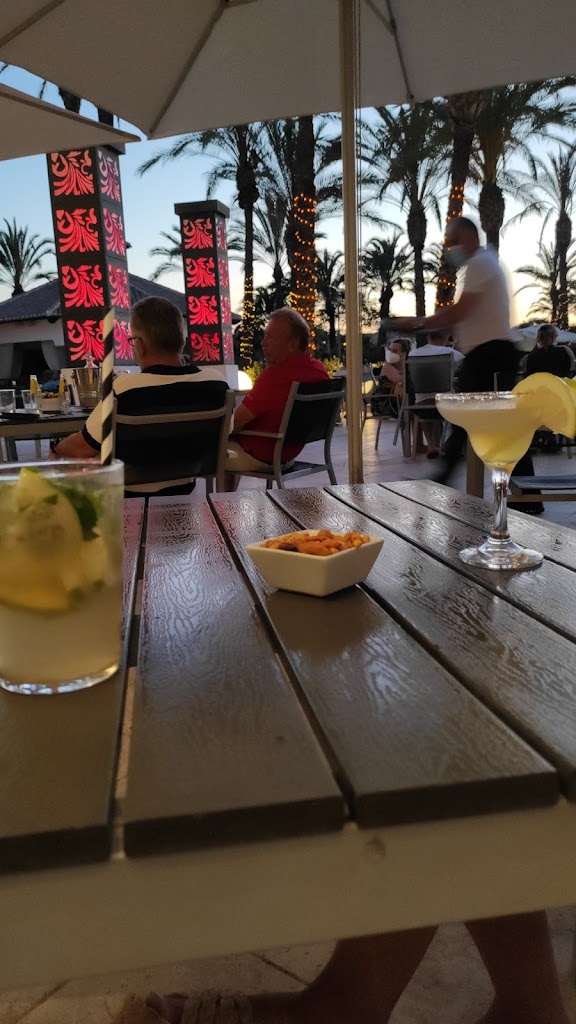 The Clover Irish Golf Tavern — Comida y bebida