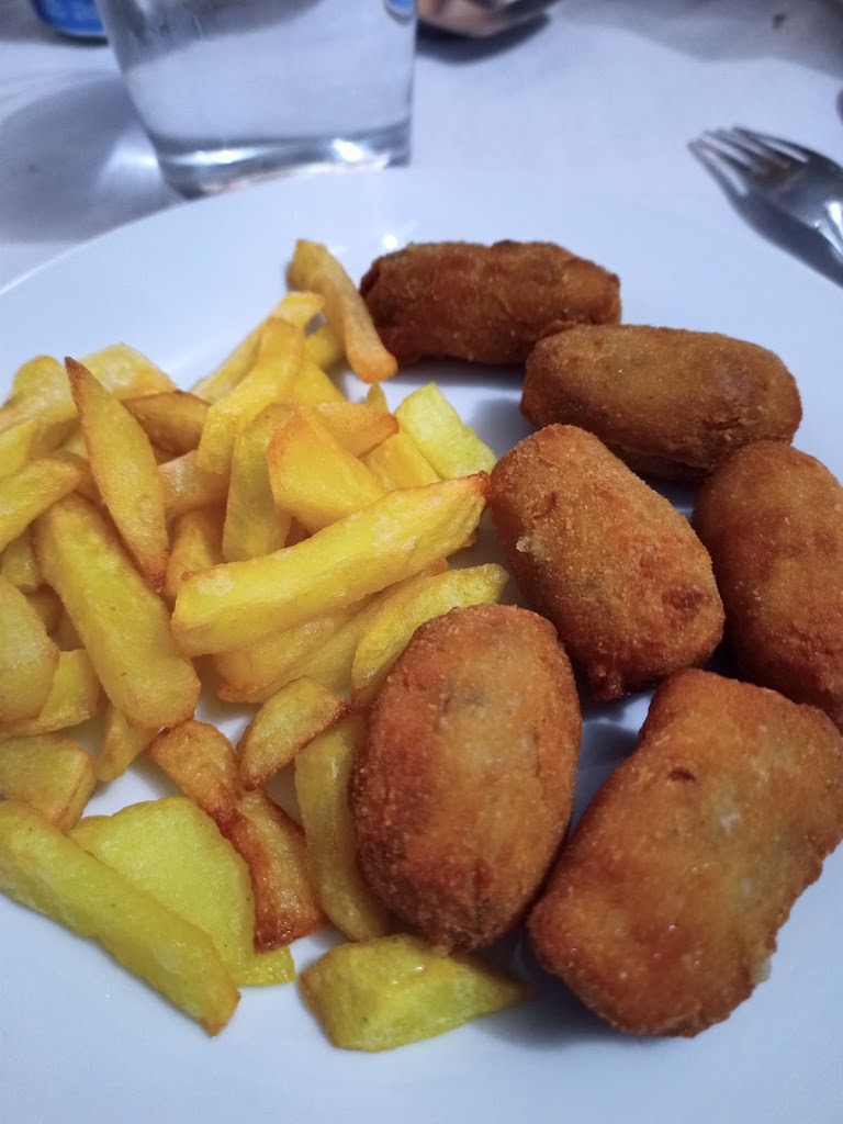 Bar Club de Pesca El Castillo — Comida y bebida