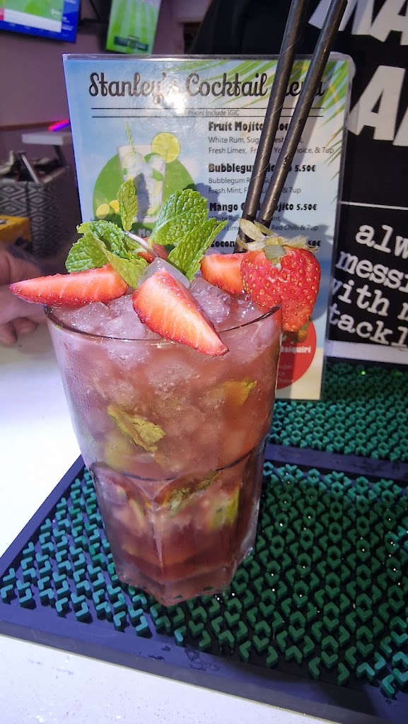 Stanley's Sports & Cocktail Bar — Comida y bebida
