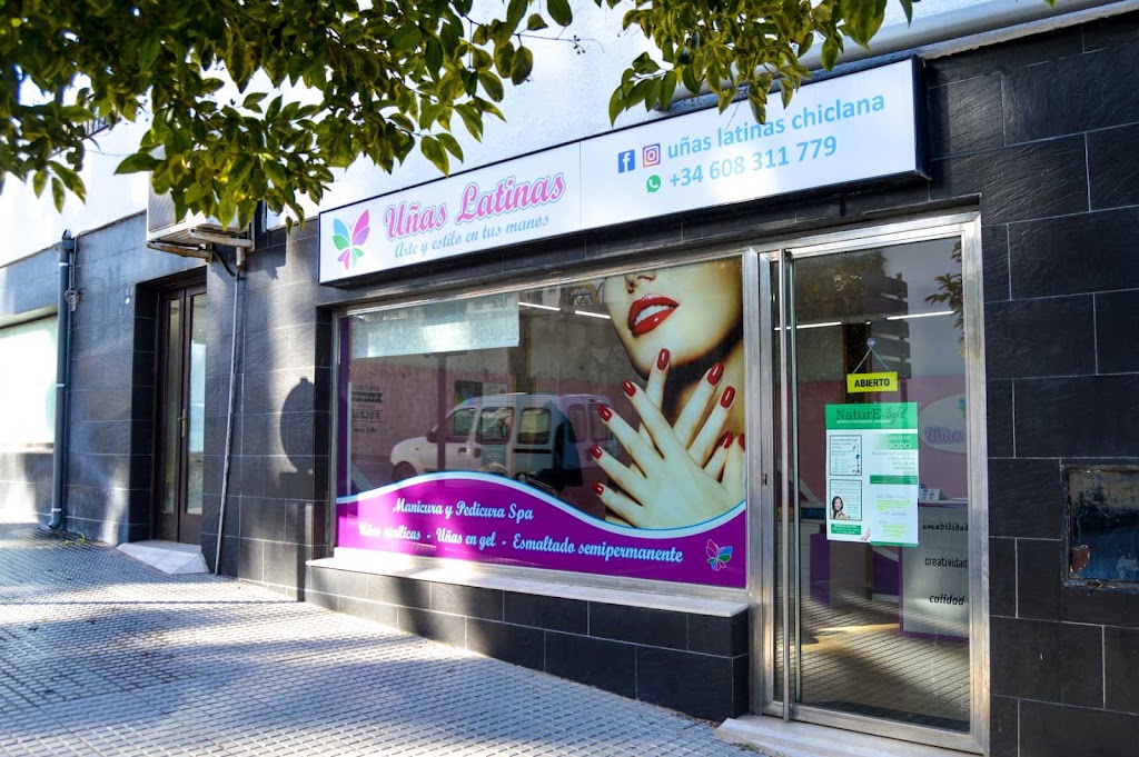 Unas Latinas — Exterior