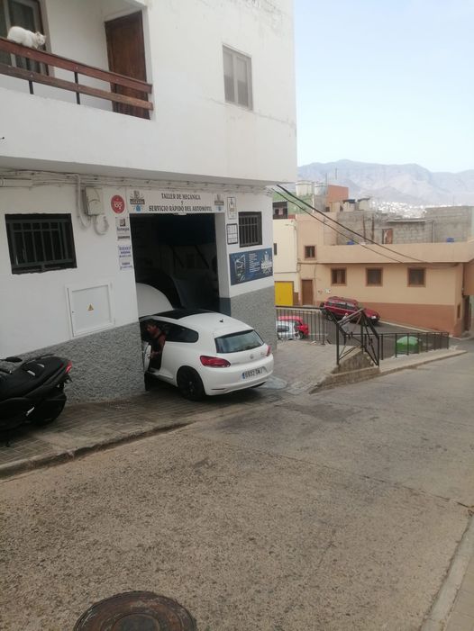 Car service garage La Montana