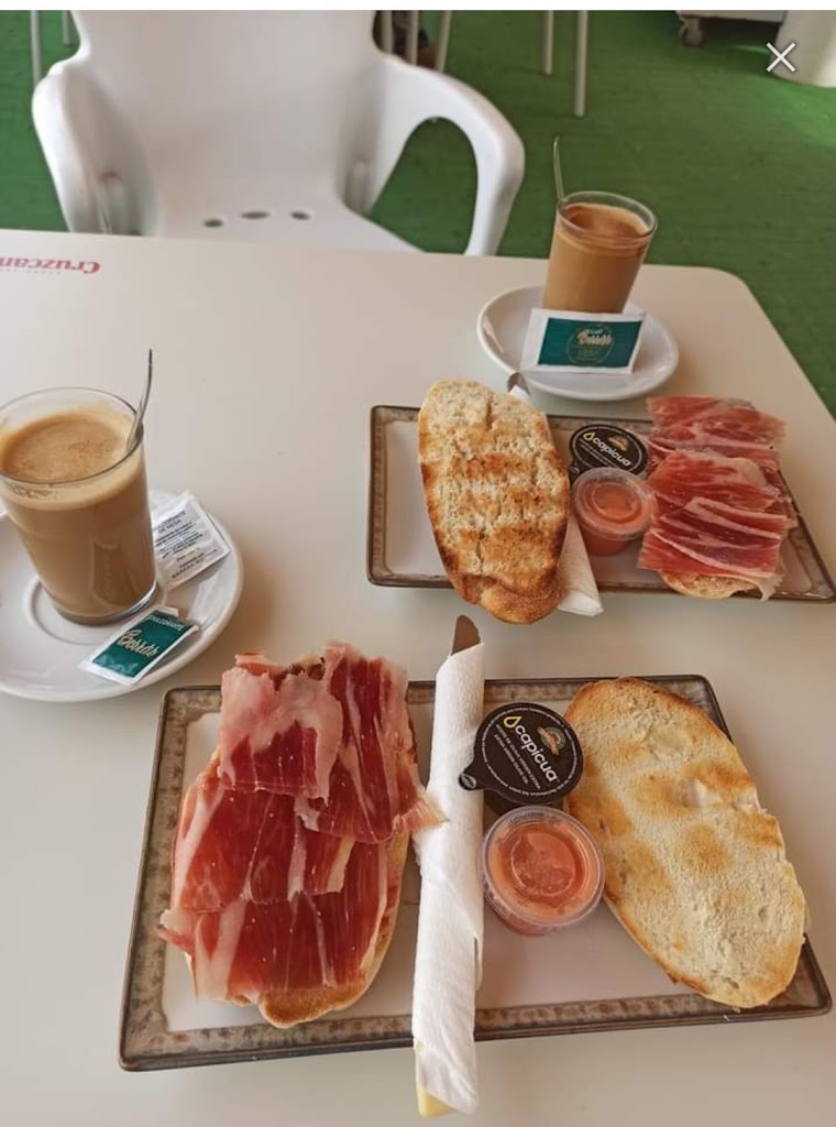 Bar Cafeteria Mesa — Comida y bebida