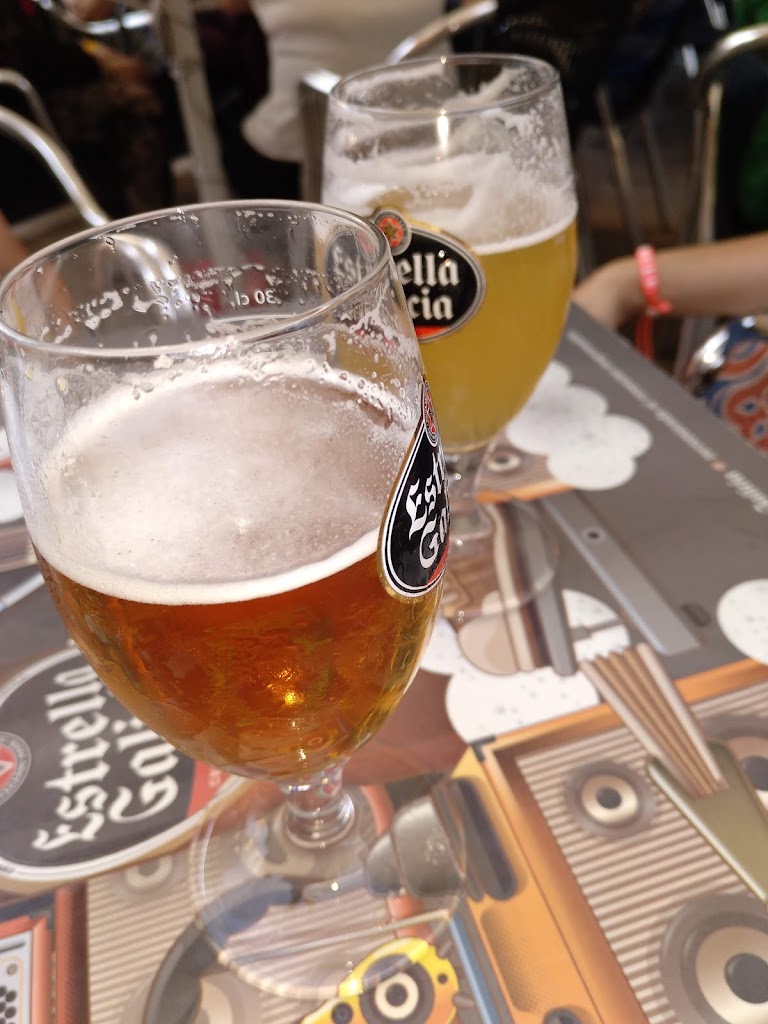 Bar cafeteria IRIS — Comida y bebida