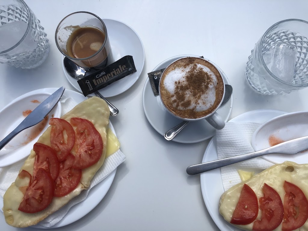 Gibaxa's Bar-Cafeteria — Comida y bebida
