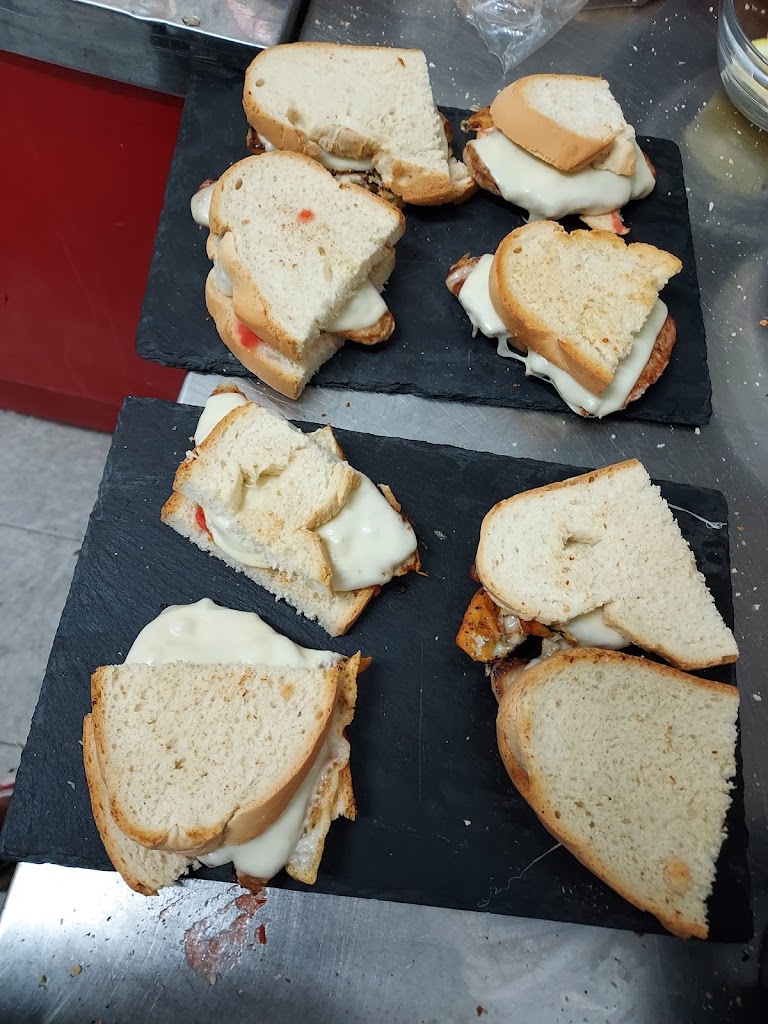 Oasis Cerveceria — Comida y bebida