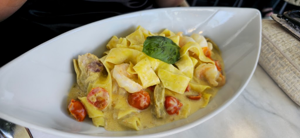 La Perla Restaurant — Comida y bebida