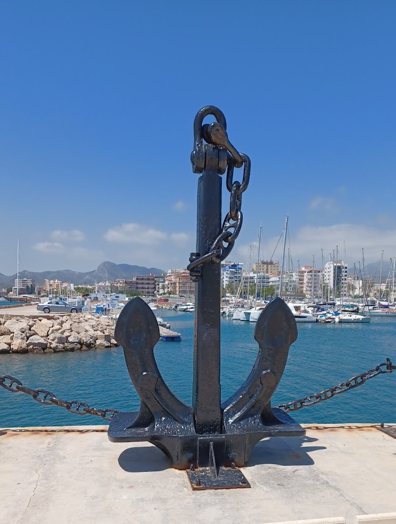 Ancla de barco mercante en el puerto de Gandia