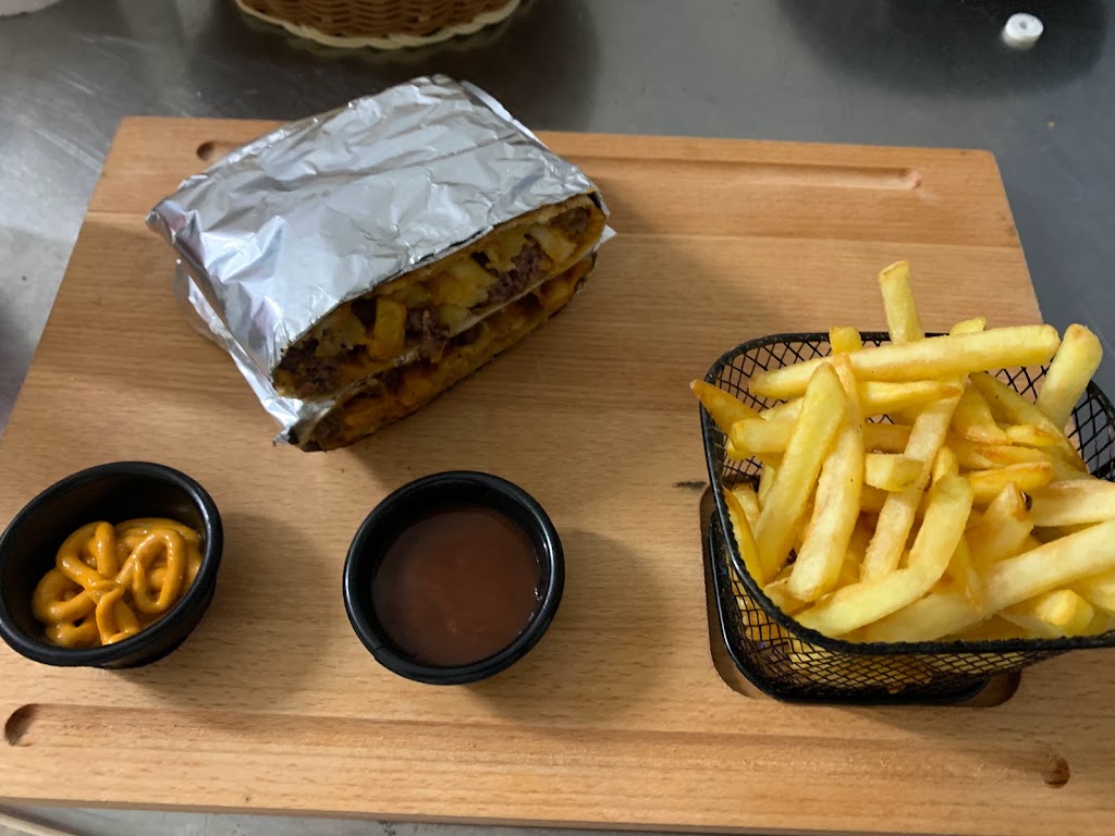 Saada Bar & Restaurant — Comida y bebida