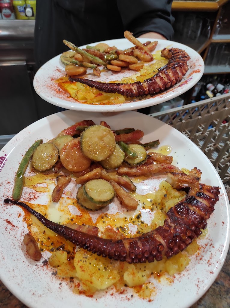 Bar. — Comida y bebida