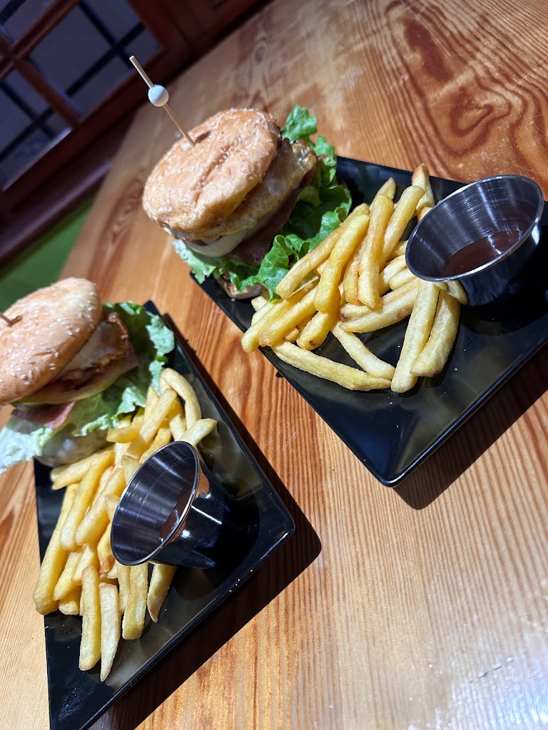 Cafe-Bar La Barra Curda — Comida y bebida