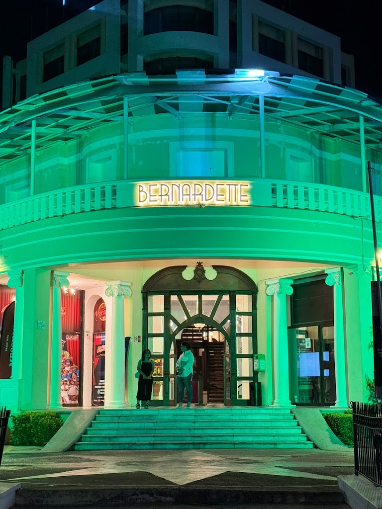 Bernardette Show Bar